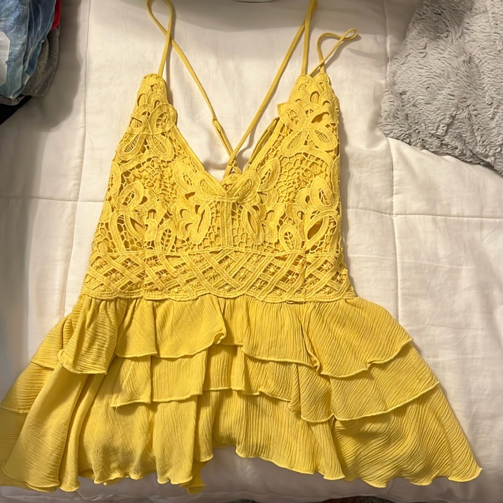 **NEW WITH TAGS yellow C&V top with detailing and ruffled bottom, size XS